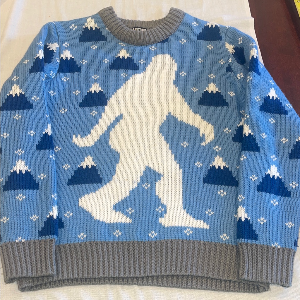 30163 Middle Of Beyond Sasquatch Bigfoot Sweater Men's Sz M Blue White Gray Mob